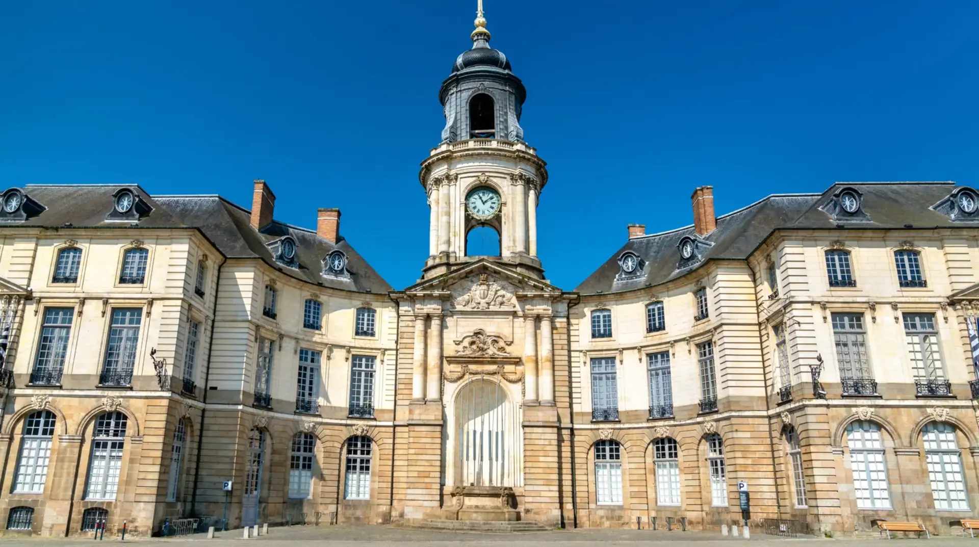Image for Why Is There a Big Empty Niche in the City Hall of Rennes?