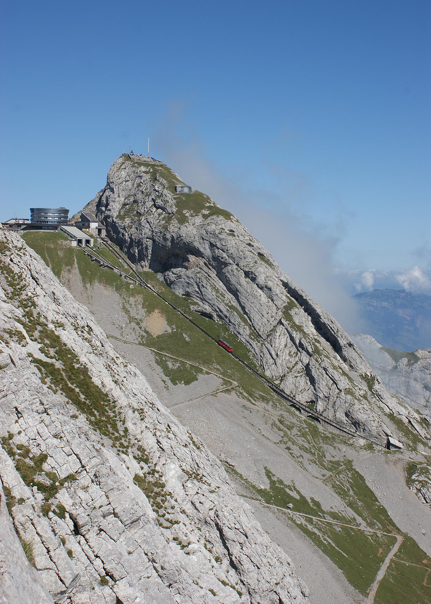 Pico Esel y restaurante Kulm con ferrocarril Pilatusbahn en el Monte Pilatus, Suiza - Albinfo