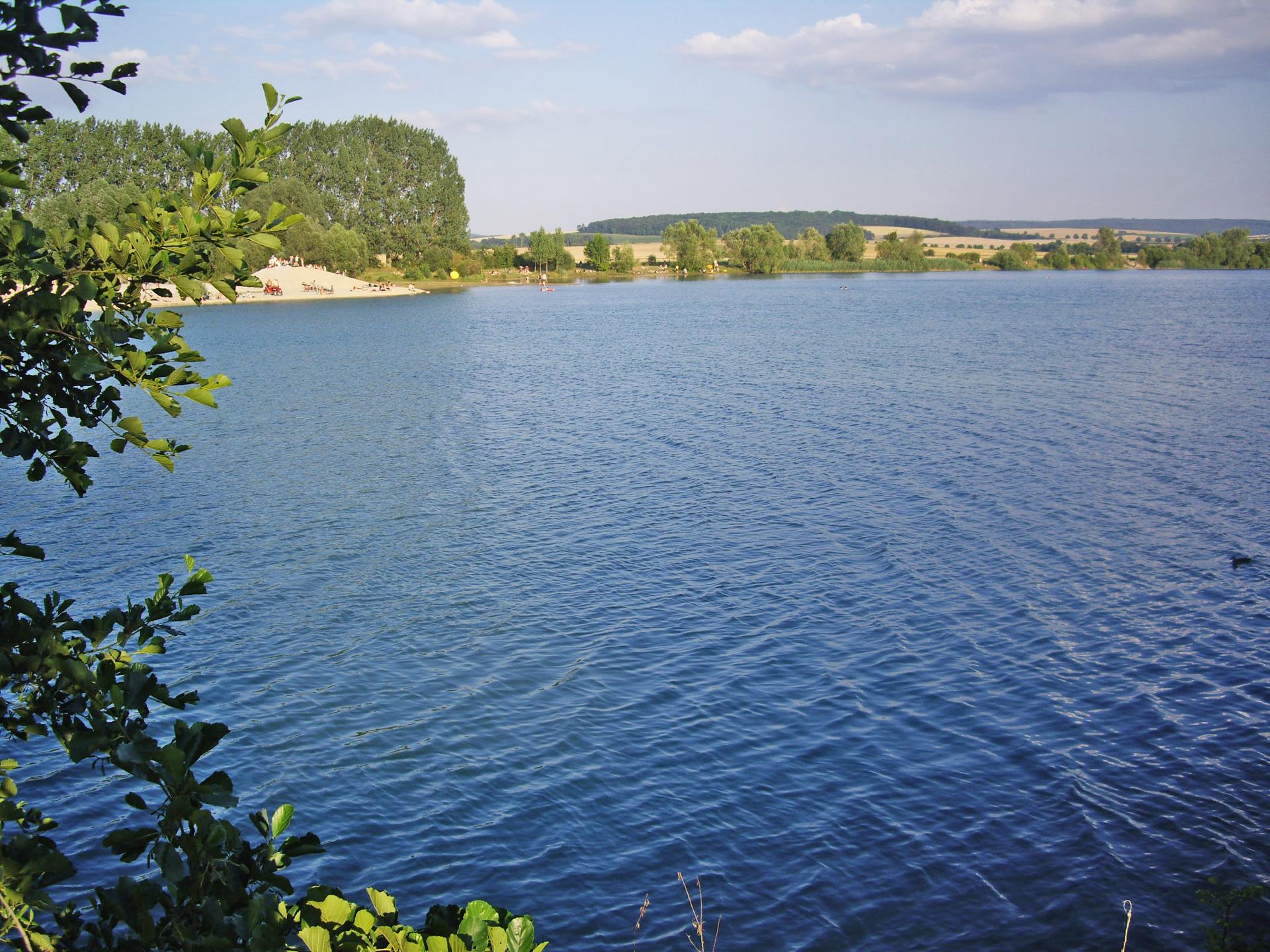 Tranquil Lake Rossdorf, perfect for a serene day of picnicking and relaxation.