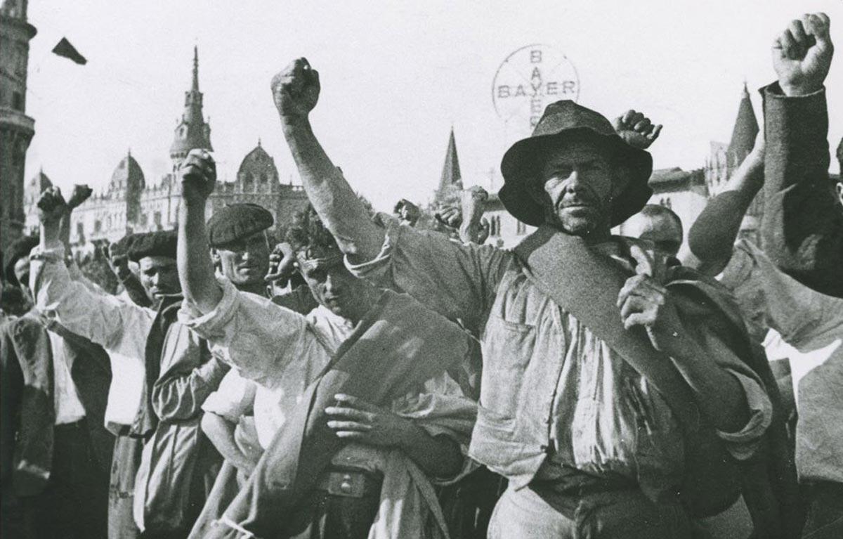 Miliziani in marcia in Plaza de Catalunya, Barcellona, luglio 1936. (Foto di David Seymur, CC BY-SA 4.0)