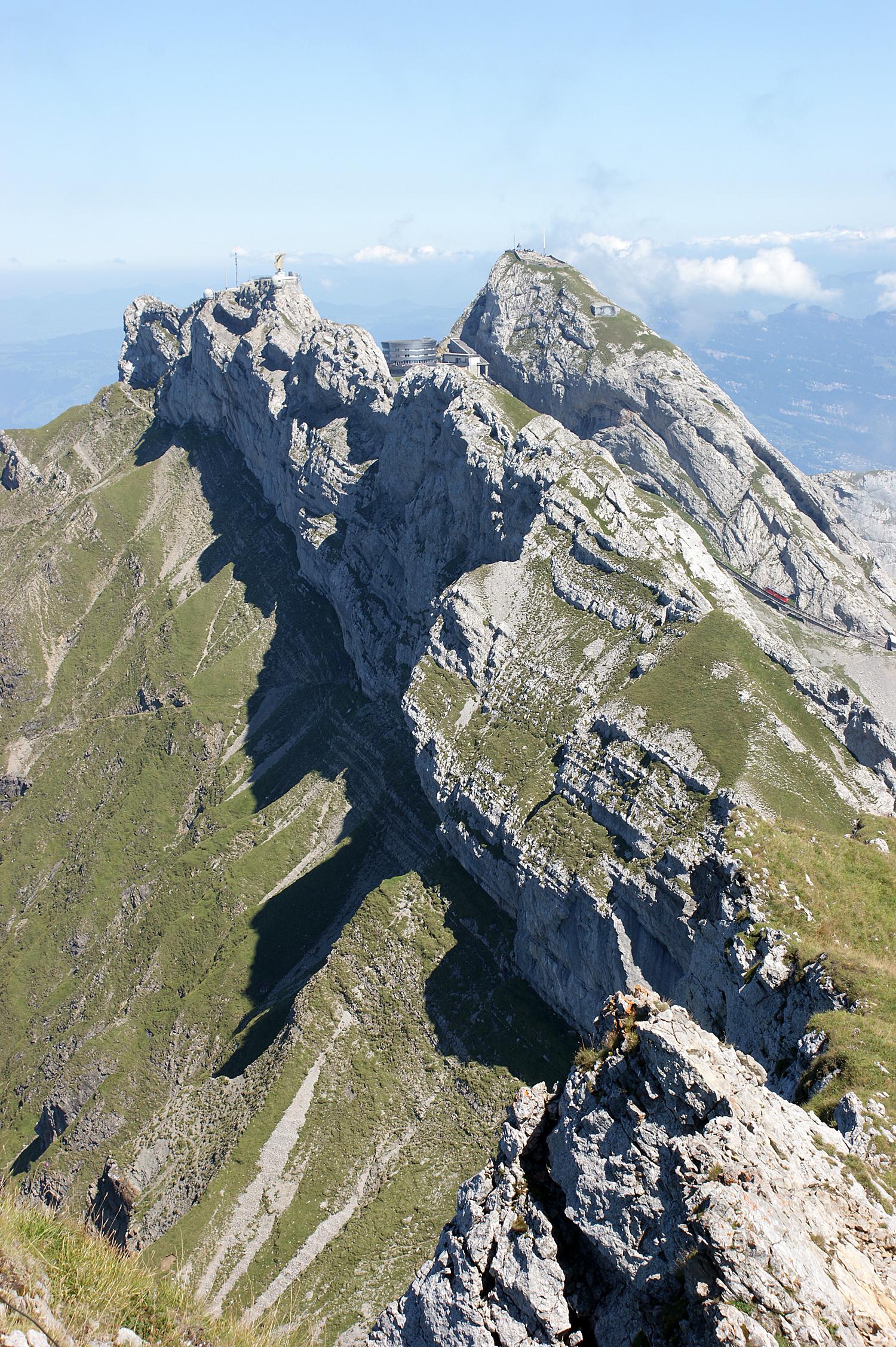 La cresta del Monte Pilatus dal Tomlishorn con le cime Oberhaupt ed Esel. Pilatusbahn sotto - Albinfo