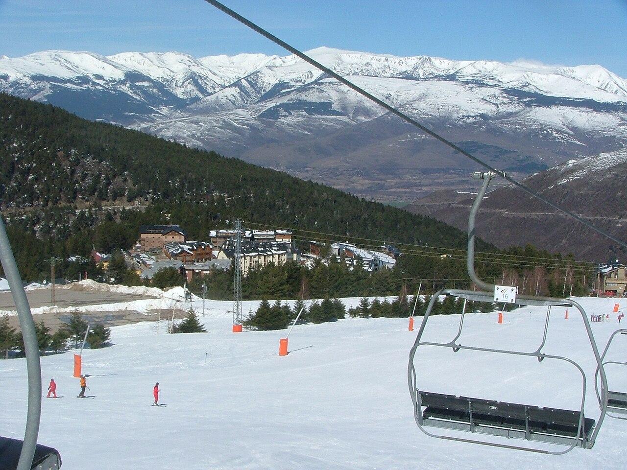 Verschneite Gipfel von La Molina, ein beliebtes Skigebiet in den Pyrenäen
