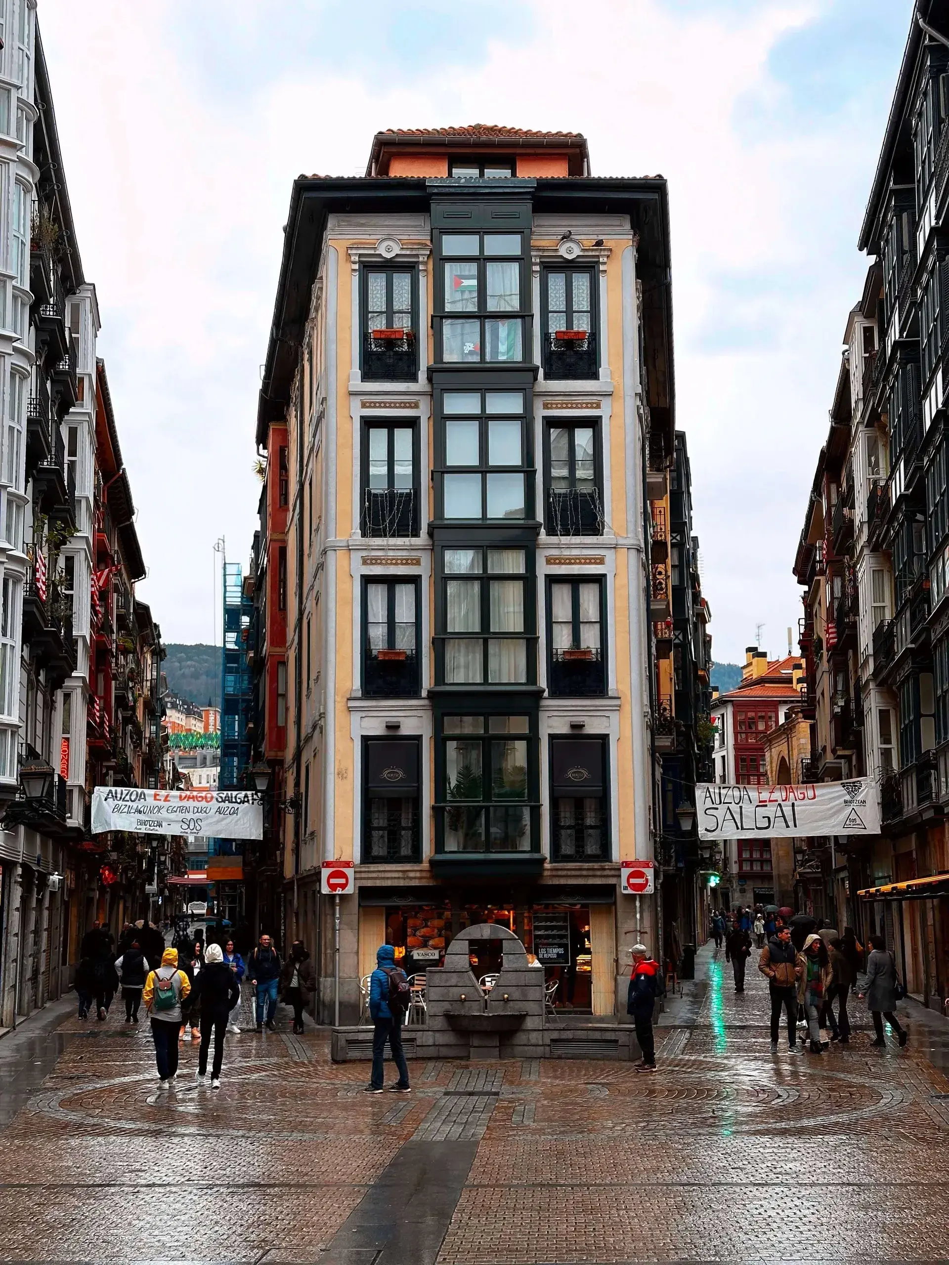 Portal de Zamudio Kalea: the crossing of the old streets