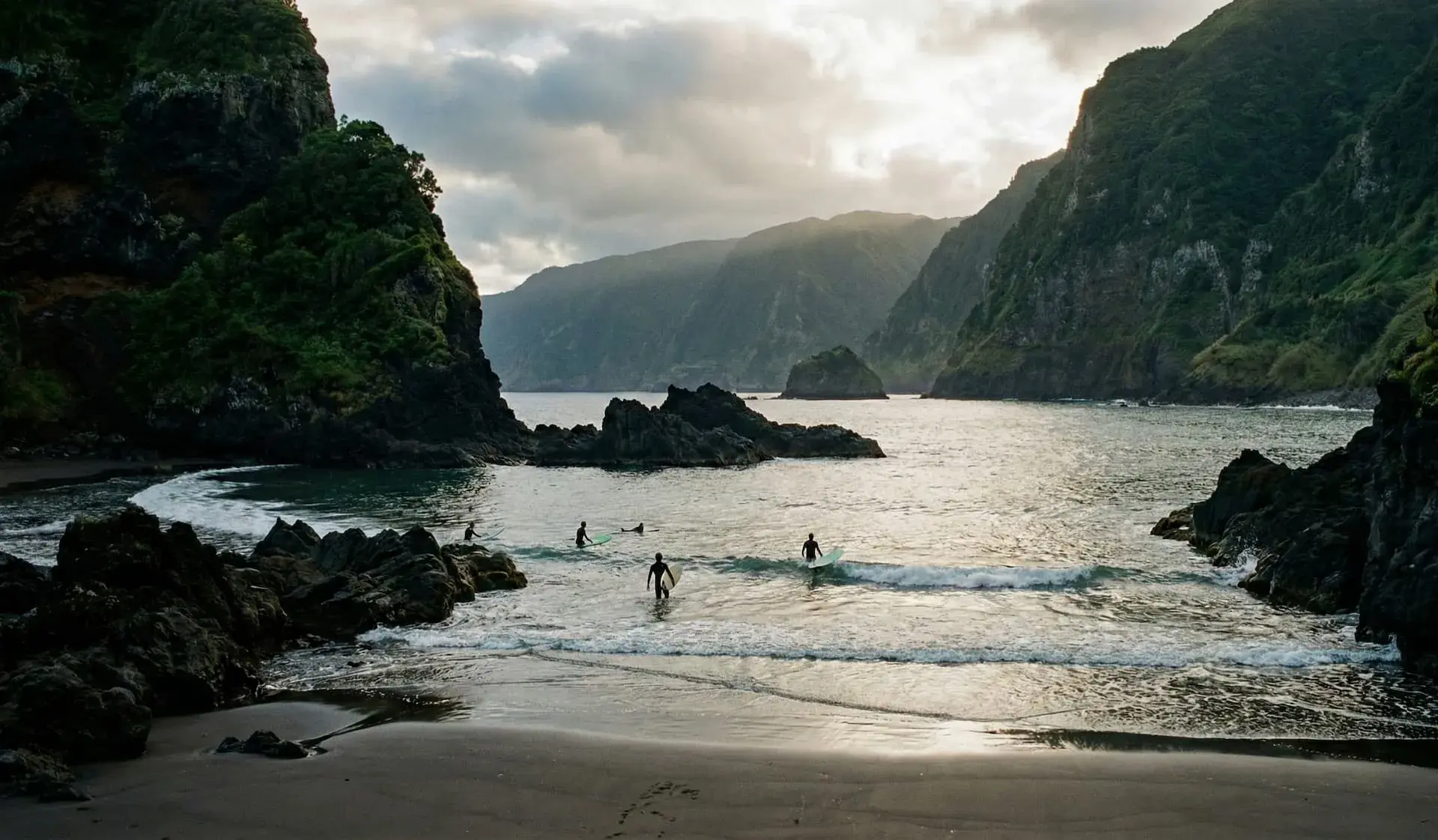 Cover image for Surfing in Madeira for beginners: what you really need to know