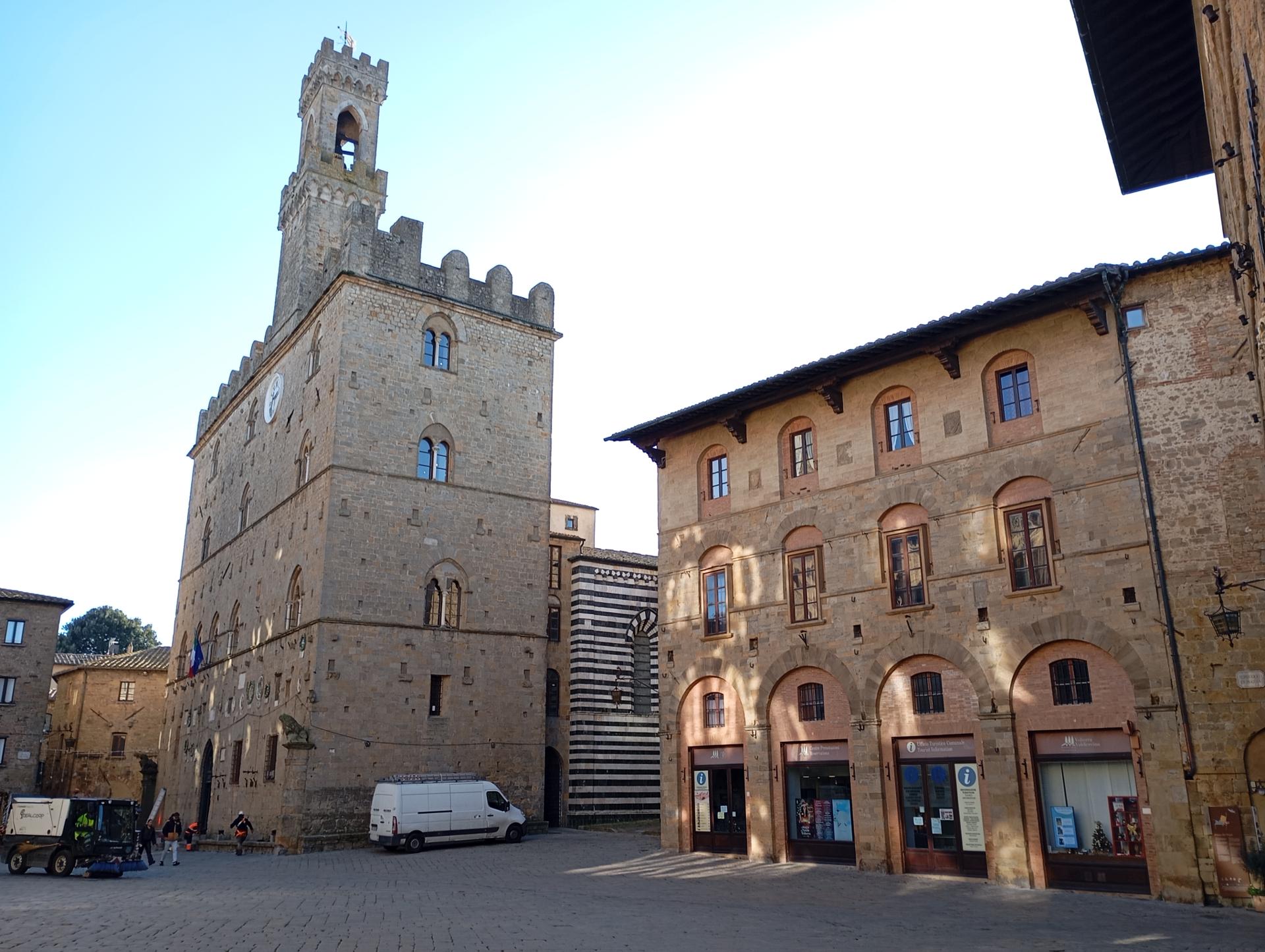 4. a Piazza dei Priori