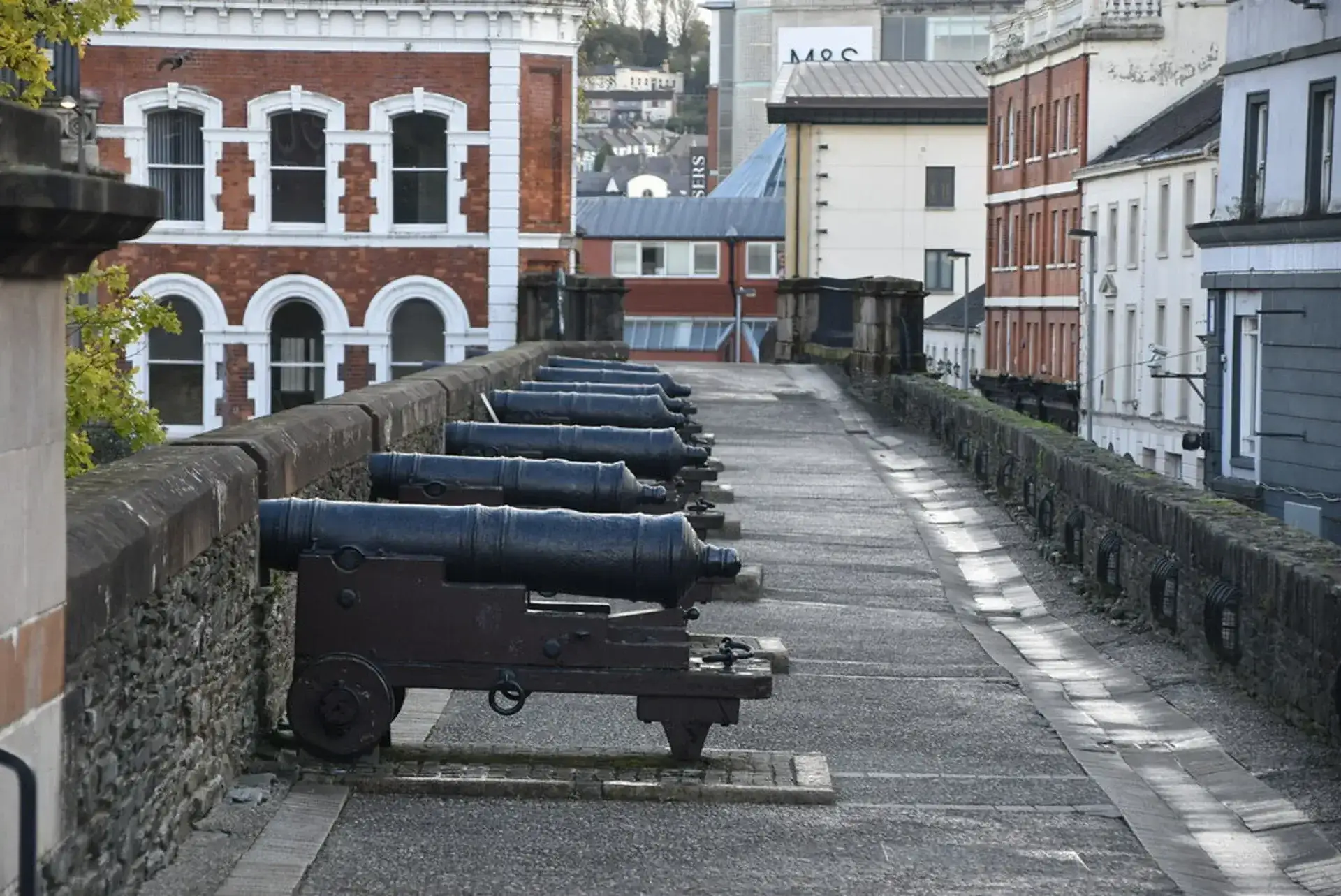 Derry Walls: Ireland's Complete 17th-Century Ramparts - Derrylondonderry