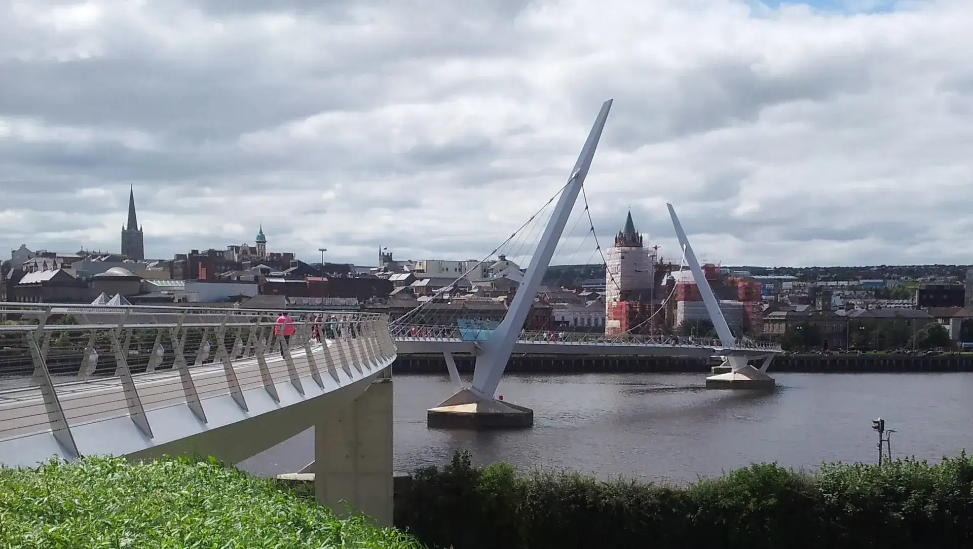Peace Bridge in Derry: Geschichte, Architektur und Überquerung - Derrylondonderry