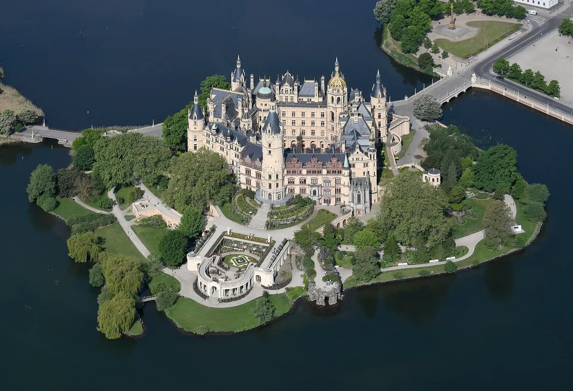 Schwerin Castle: The Fairytale Island Palace - Schwerin