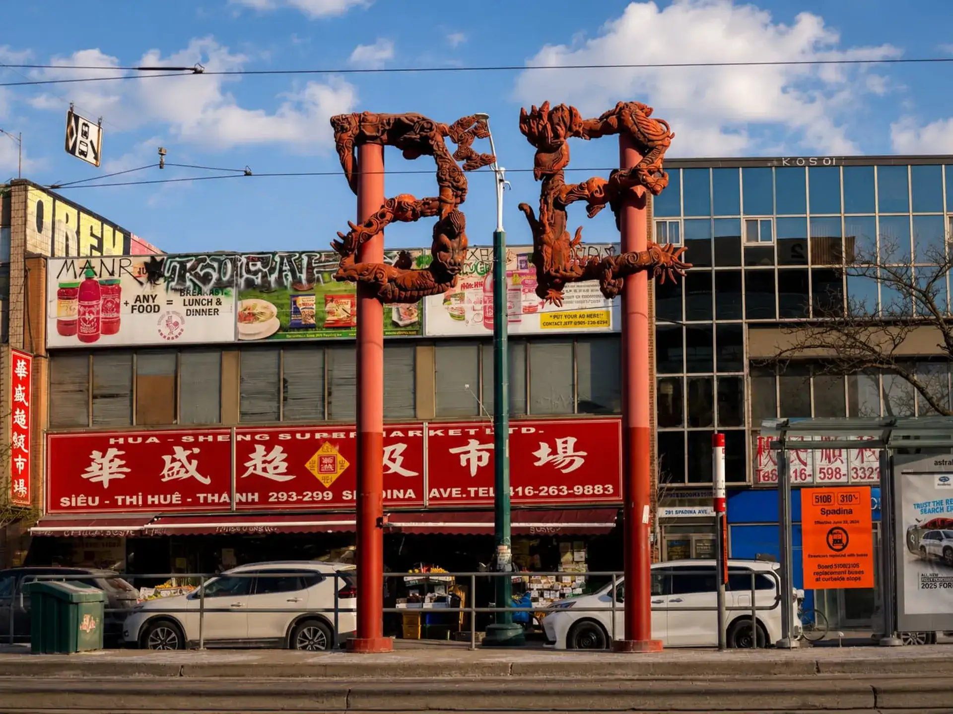 Drachen-Monumentaltor: Das Wahrzeichen von Torontos Chinatown - Toronto