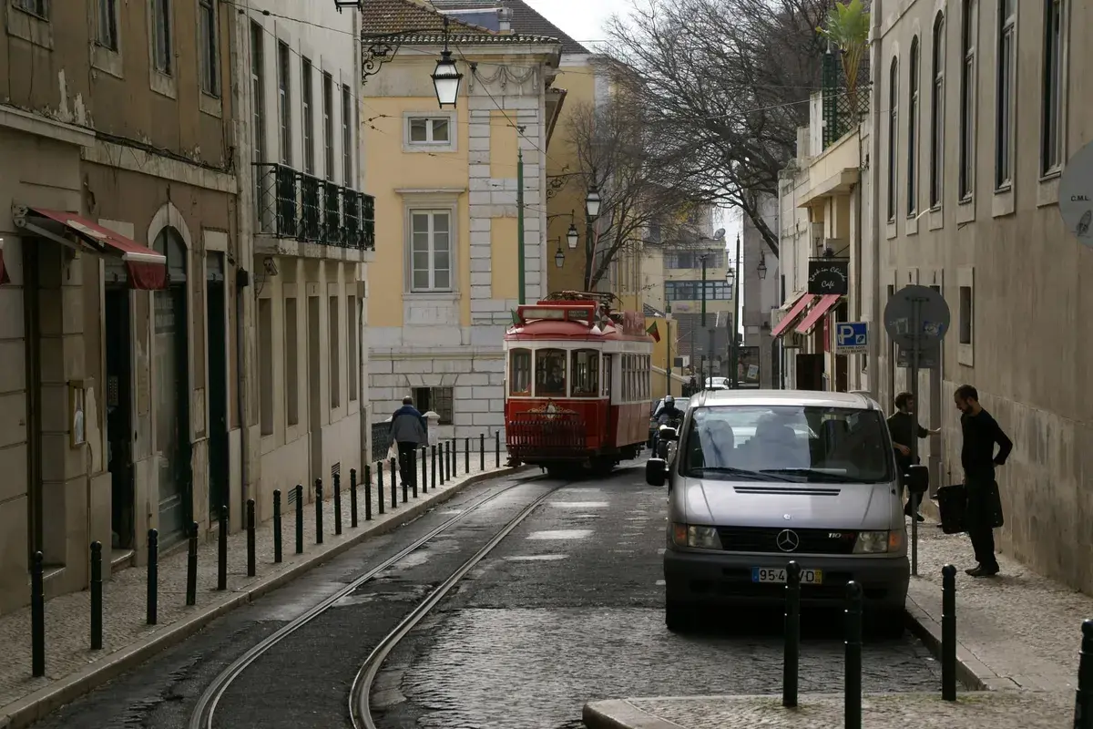 Eine Straßenbahn erklimmt eine Straße in Lissabon. Foto: wampile