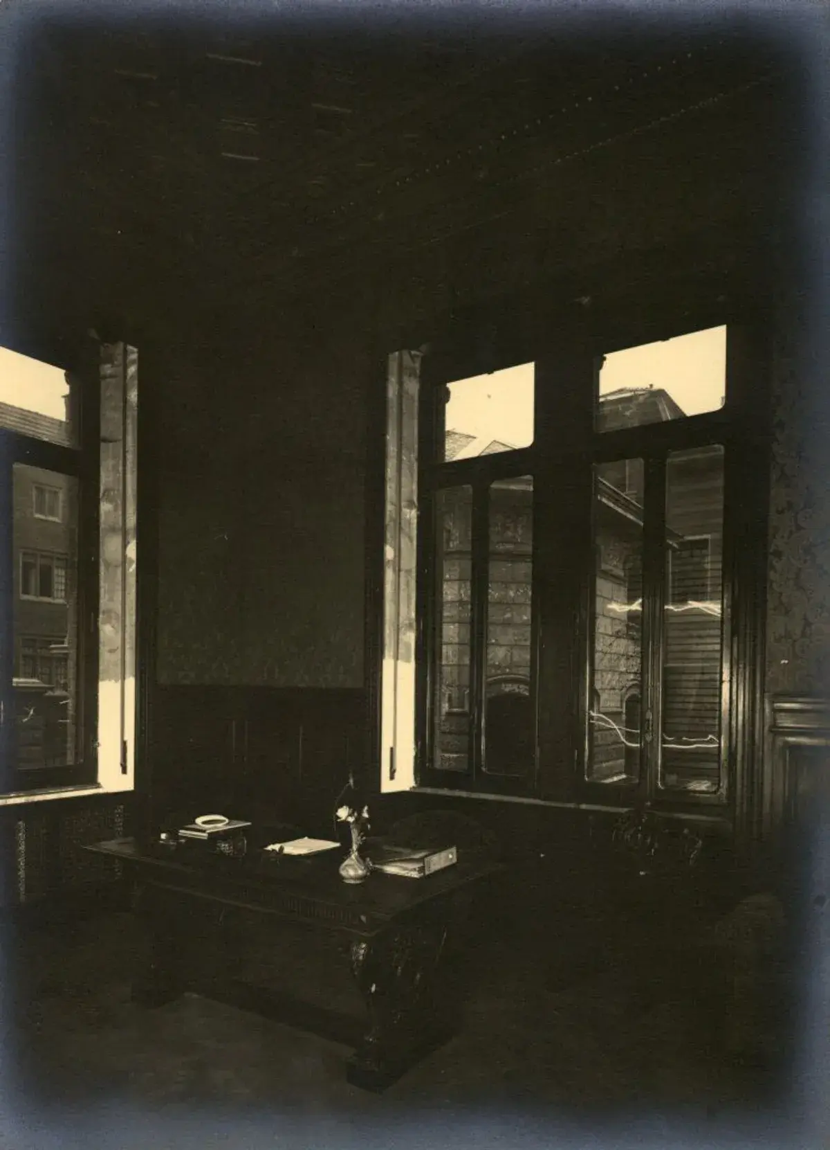A historic Turin room with a writing desk illustrates the quiet setup of a library work session. Photo: Mario Gabinio