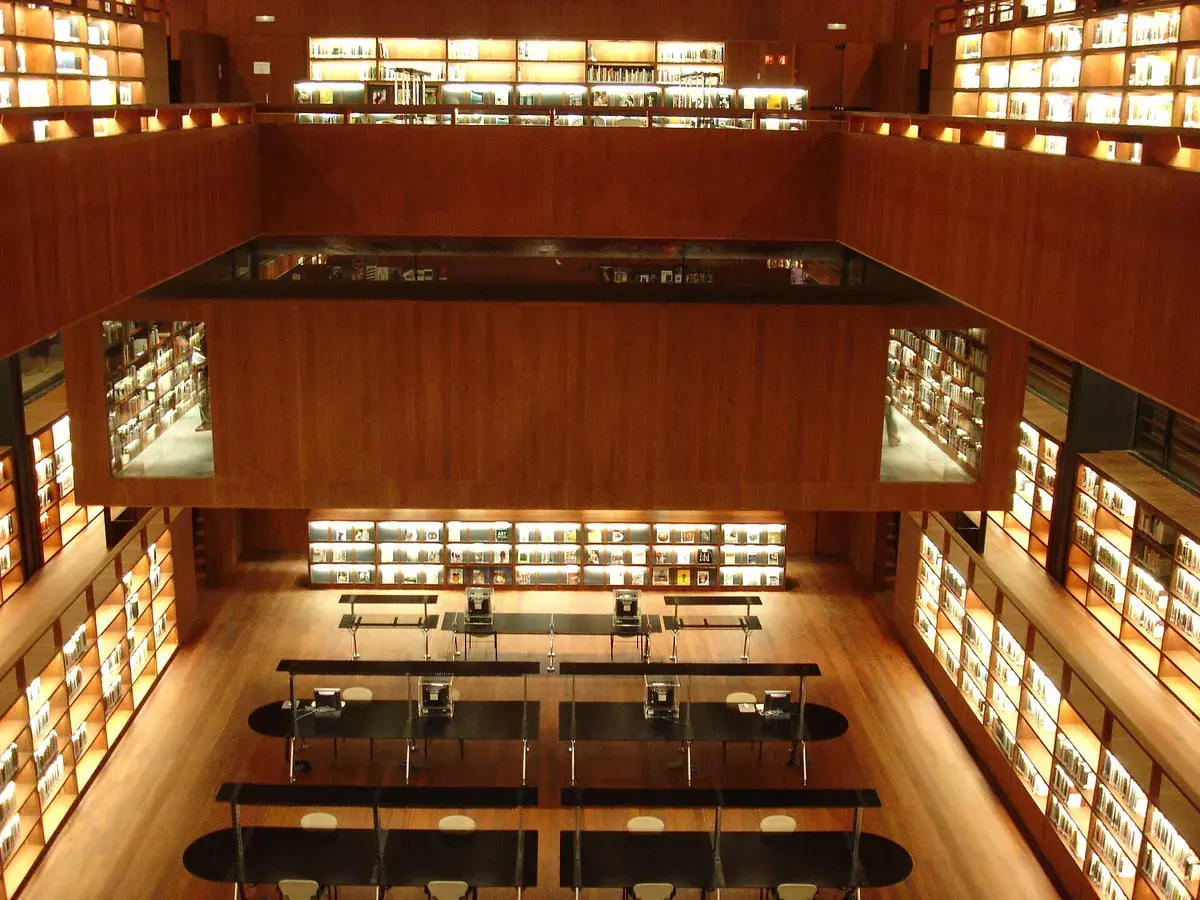 The Reina Sofía reading room illustrates the silent library setting available for Madrid laptop work. Photo: losmininos
