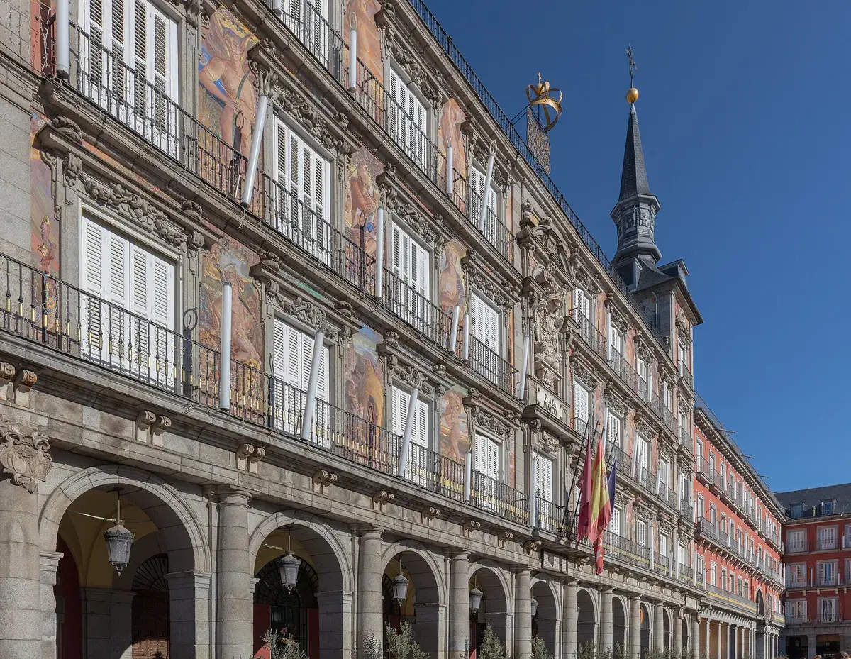 Plaza Mayor anchors the central Madrid neighbourhood context used for comparing libraries, cafés and day passes. Photo: Diego Delso