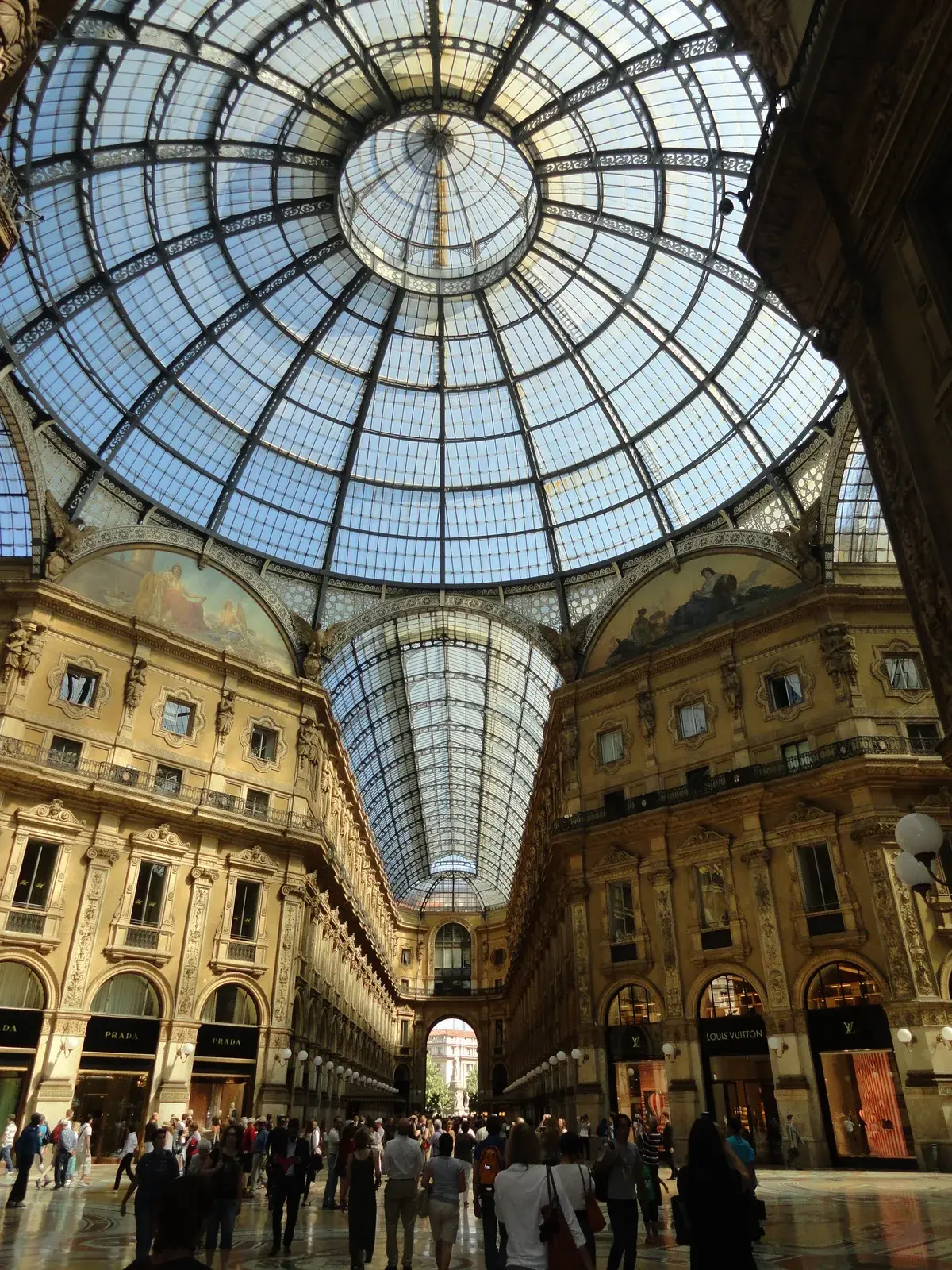 A café-lined Milan gallery provides a visual reference for the laptop-friendly café section. Photo: l0da_ralta