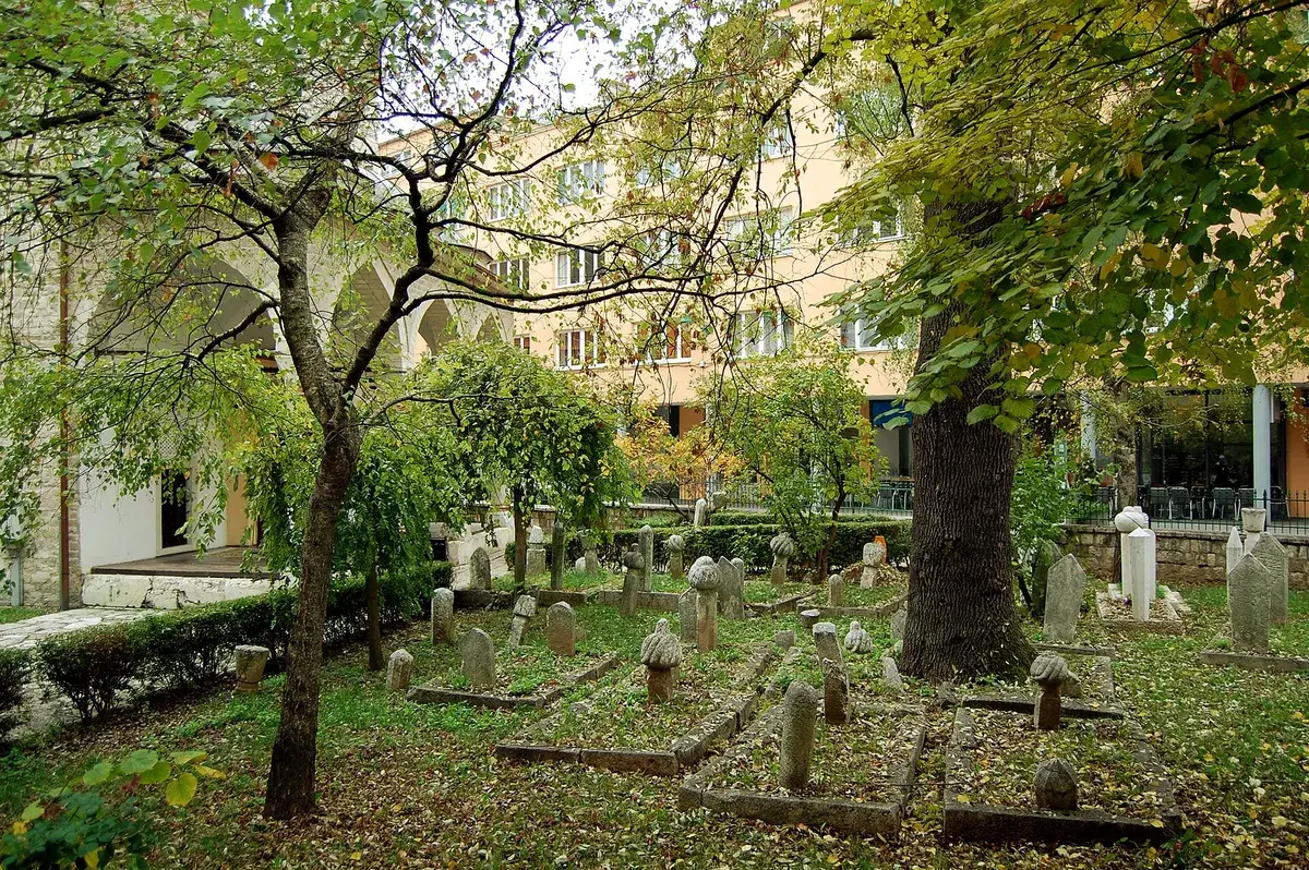 费尔哈迪亚街上的费尔哈迪亚清真寺。摄影:Milan Suvajac