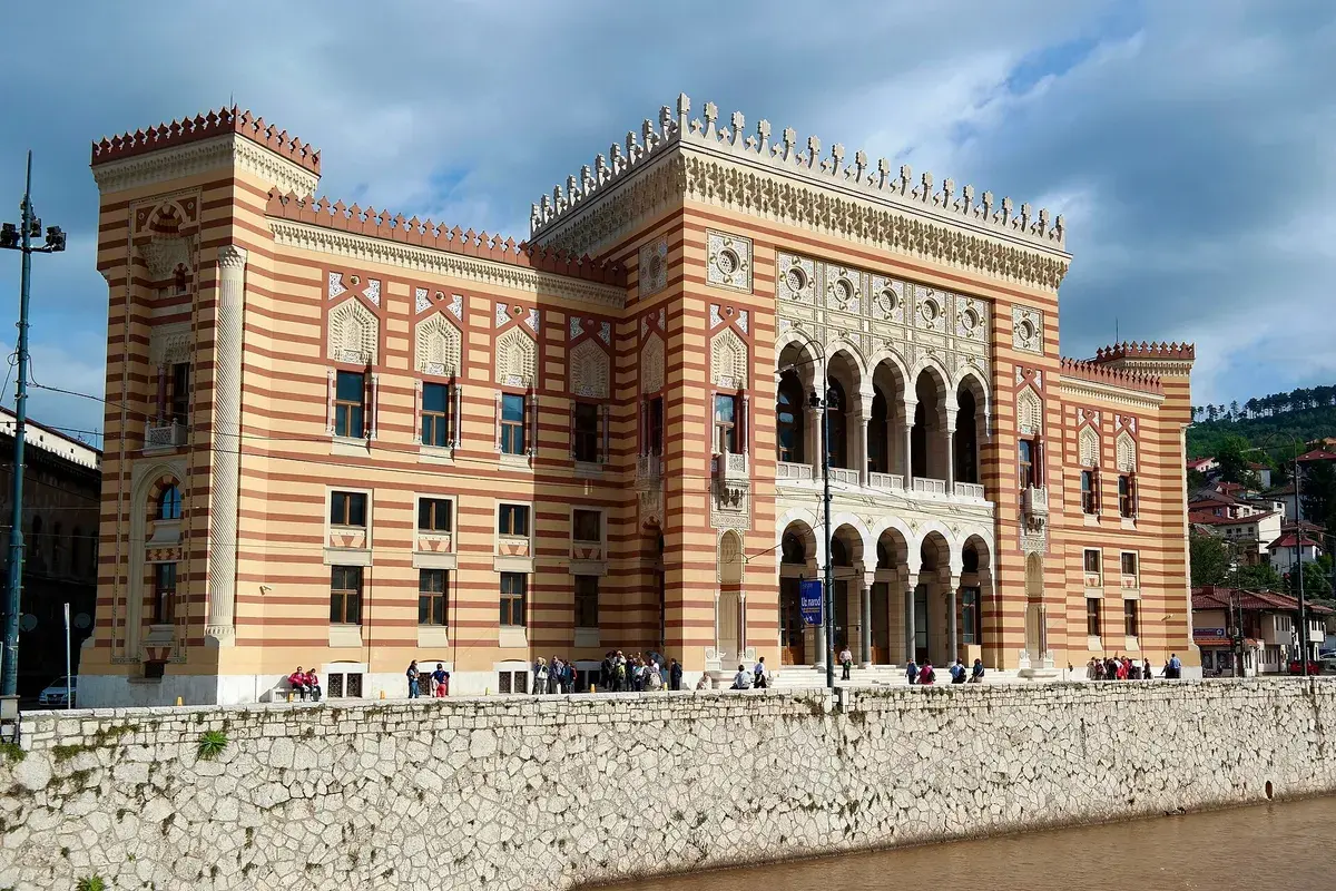 萨拉热窝市政厅,又名维耶奇尼察(Vijećnica)。摄影:Choinowski