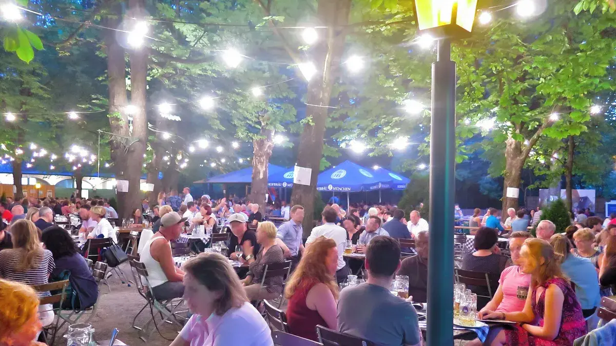 Biergartenbänke im Münchner Hofbräukeller. Foto: Flo Sorg