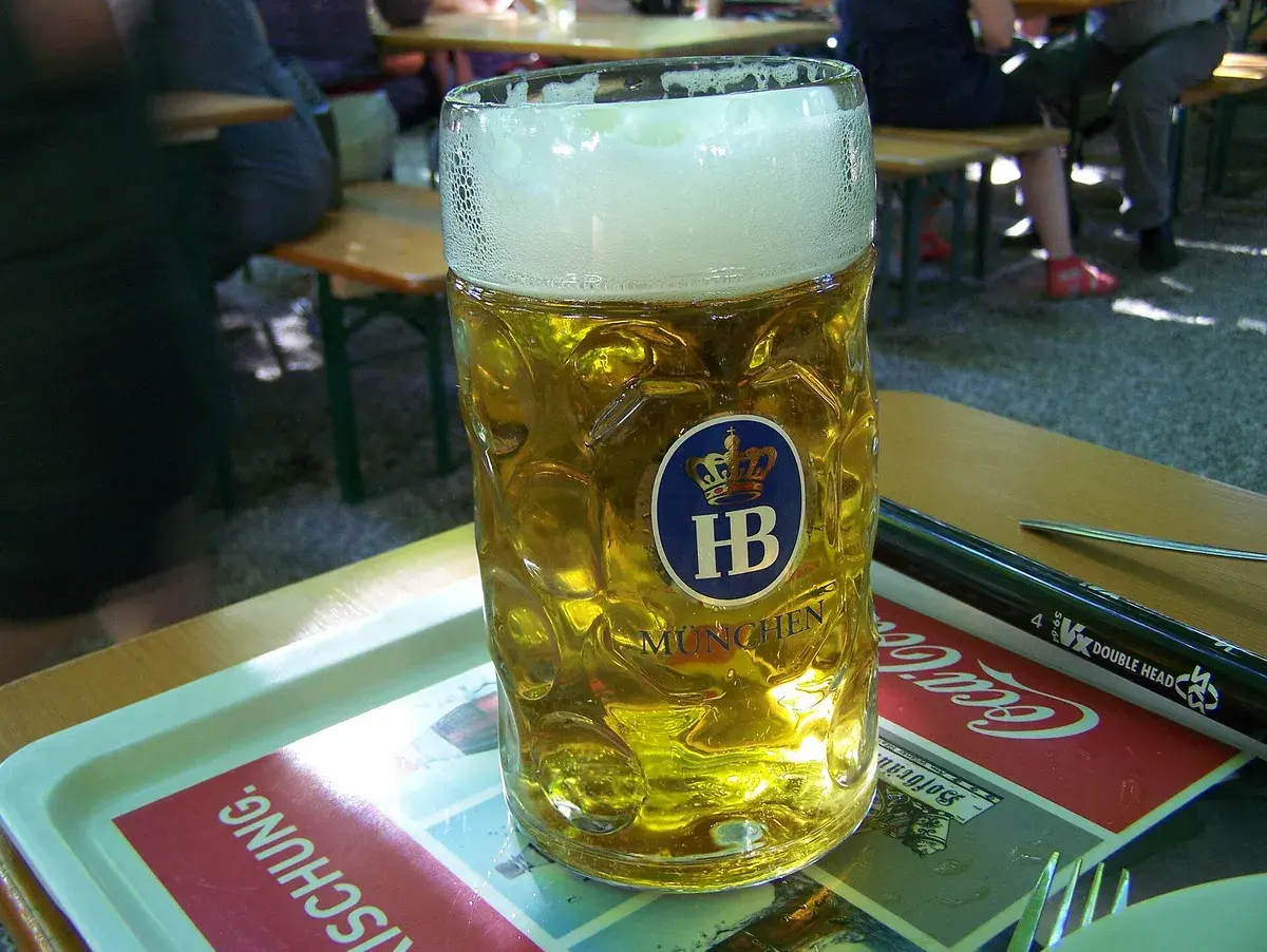 Eine Maß Helles in einem Münchner Biergarten. Foto: Cornelius Kibelka