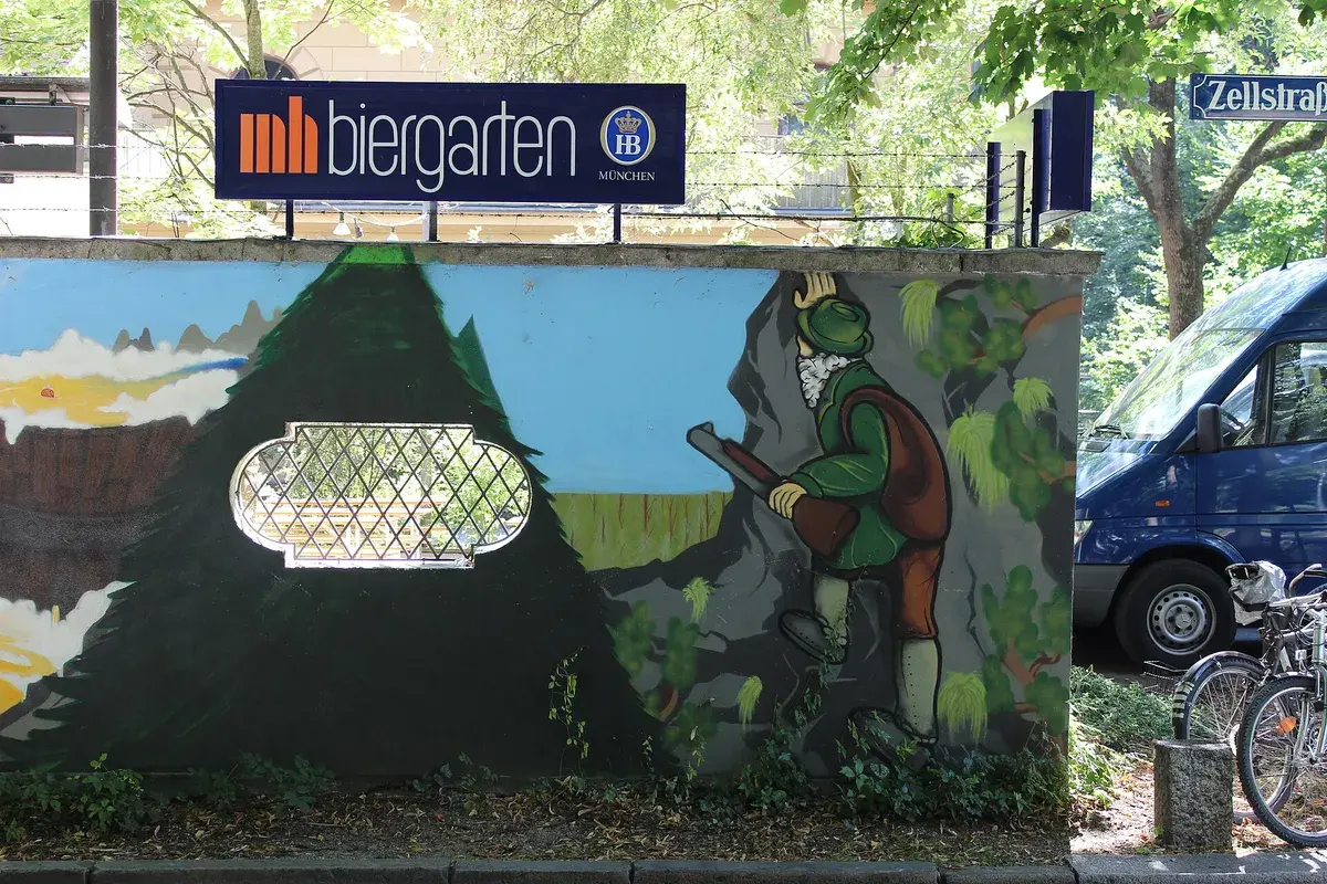 Ein Münchner Biergarten, gerüstet für wechselhaftes Sommerwetter. Foto: Metro Centric