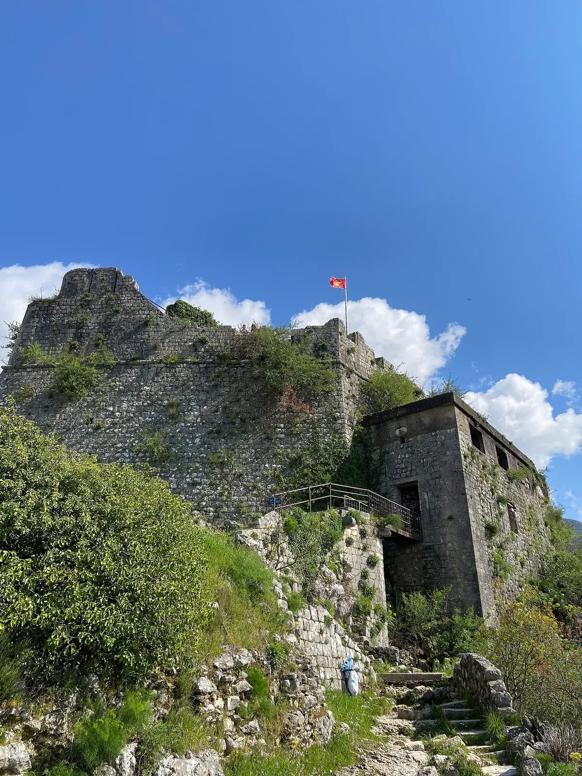 Festung San Giovanni über Kotors Altstadt. Foto: Desemeus