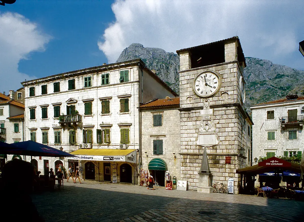 Der Uhrturm auf dem Waffenplatz von Kotor. Foto: Falk2
