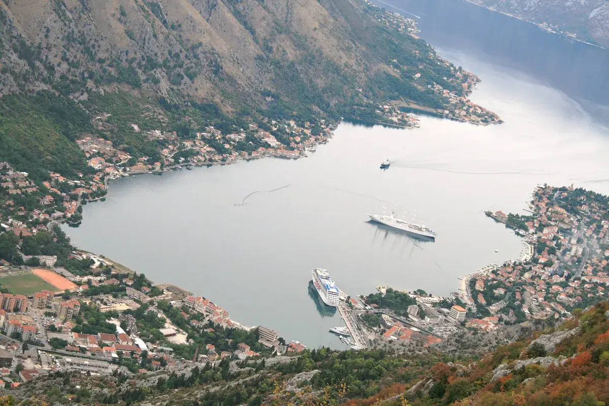 Schiffe an der Uferpromenade in der Bucht von Kotor. Foto: Luu