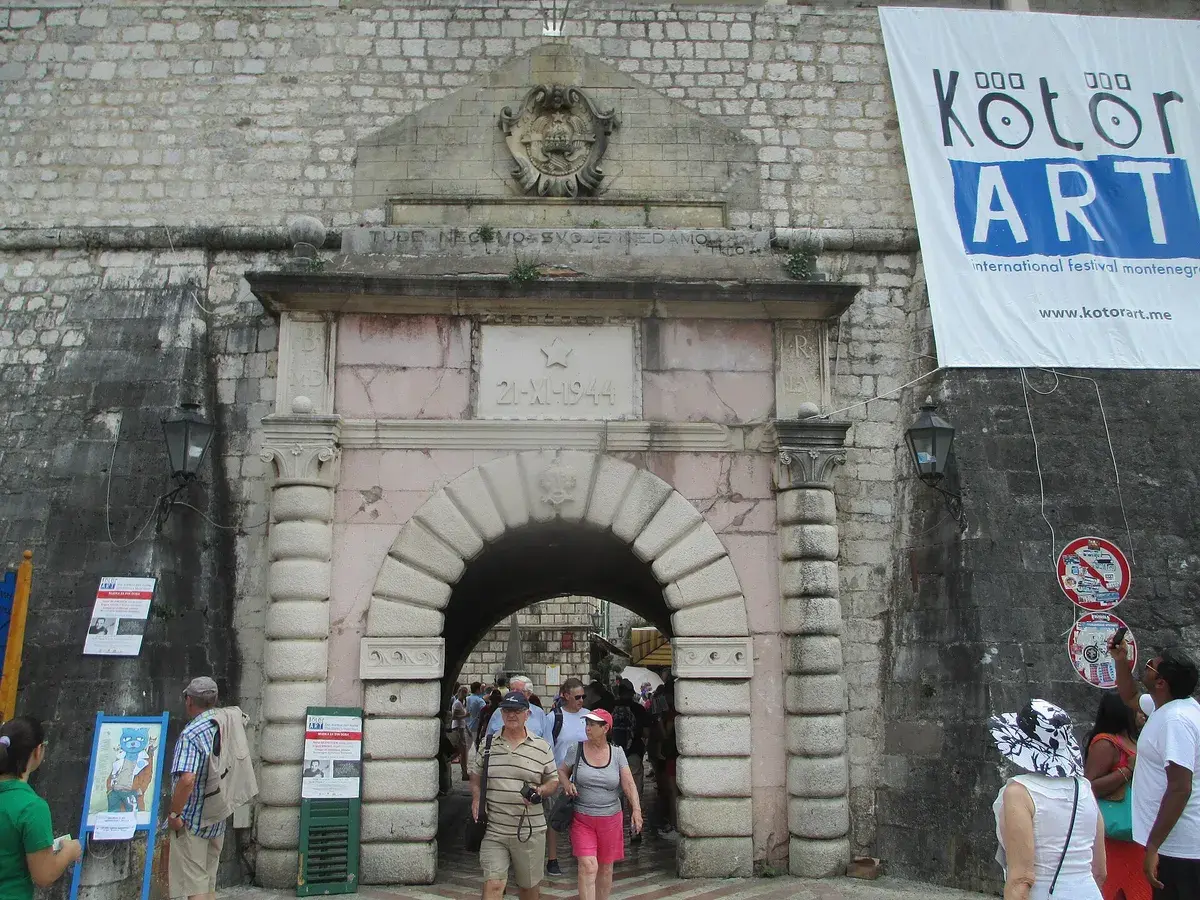 Das Seetor aus dem Jahr 1555 an der Stadtmauer von Kotor. Foto: Avi1111 dr. avishai teicher
