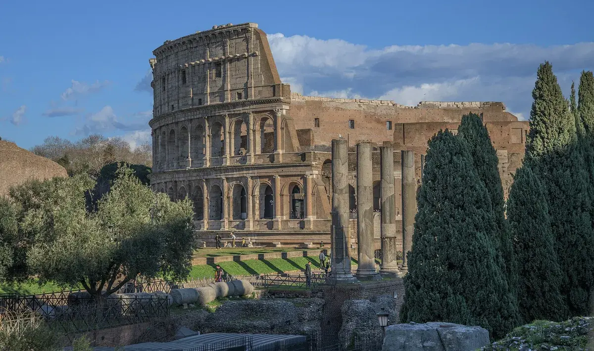 The Colosseum and Roman Forum form the fixed archaeological anchor of Day 1. Photo: Wilfredor