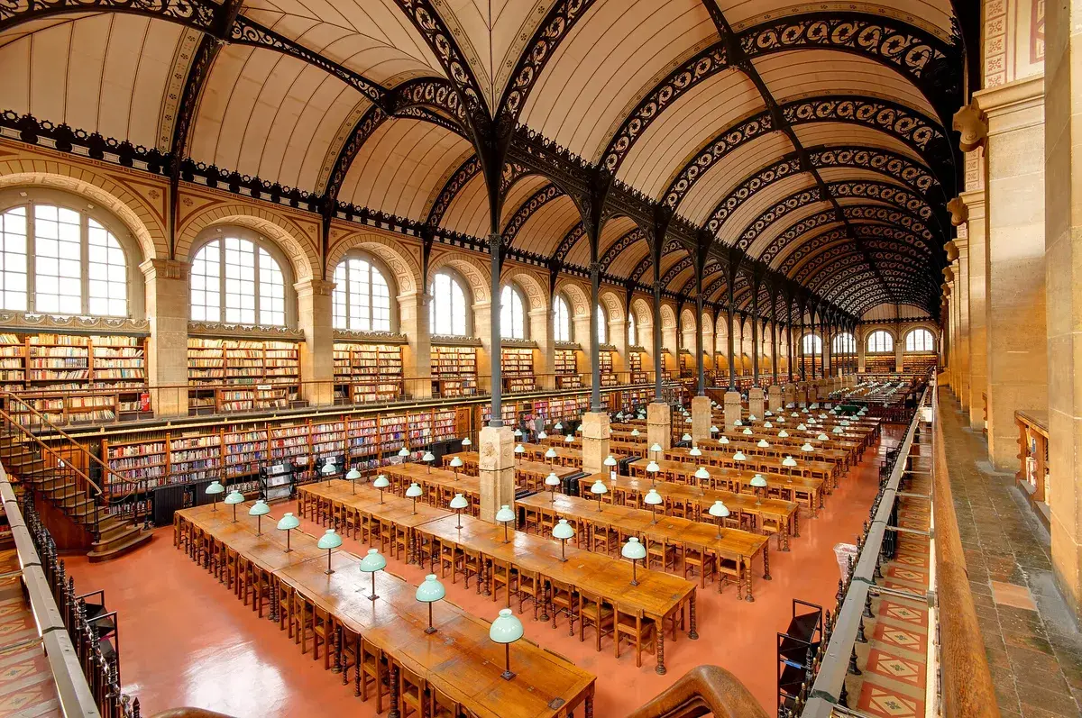 La sala de lectura con estructura de hierro de Henri Labrouste en la Bibliothèque Sainte-Geneviève. Foto: Marie-Lan Nguyen