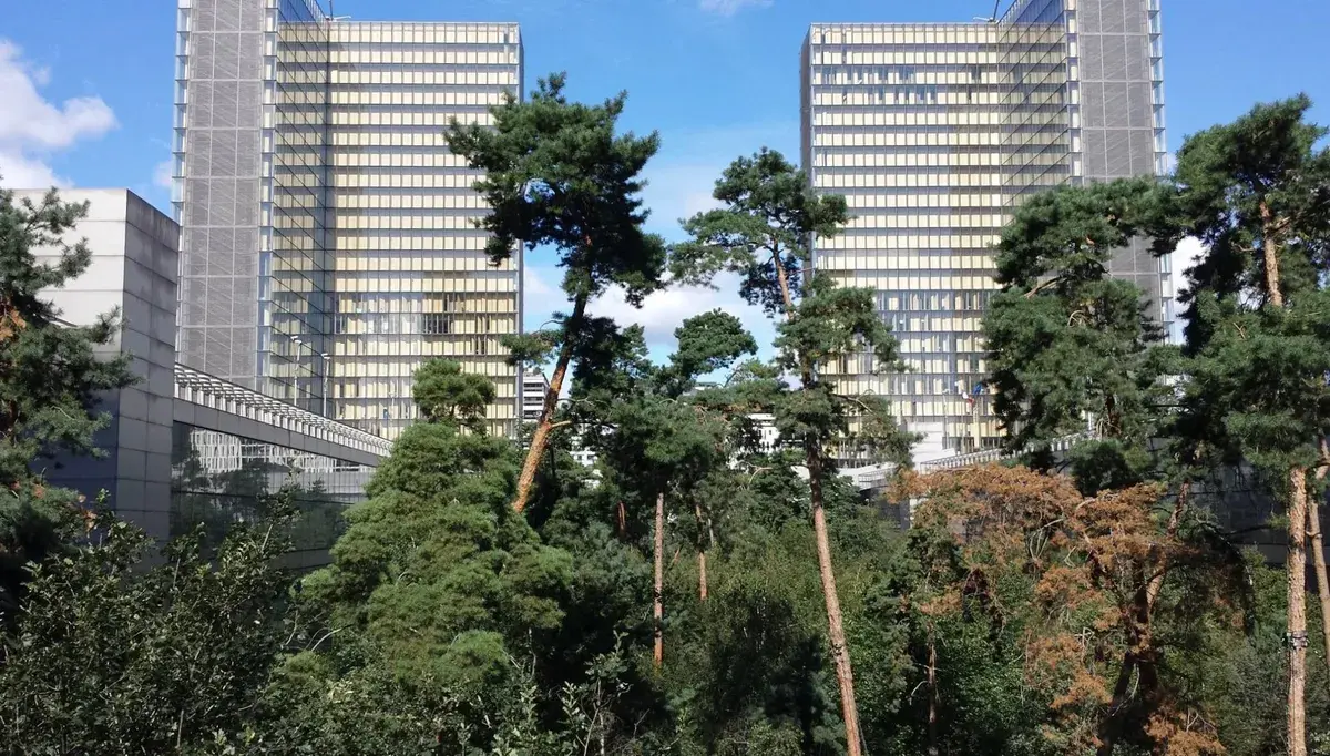 Dos de las cuatro torres en forma de libro de la sede BnF François-Mitterrand, sobre su jardín interior. Foto: AndroidHel