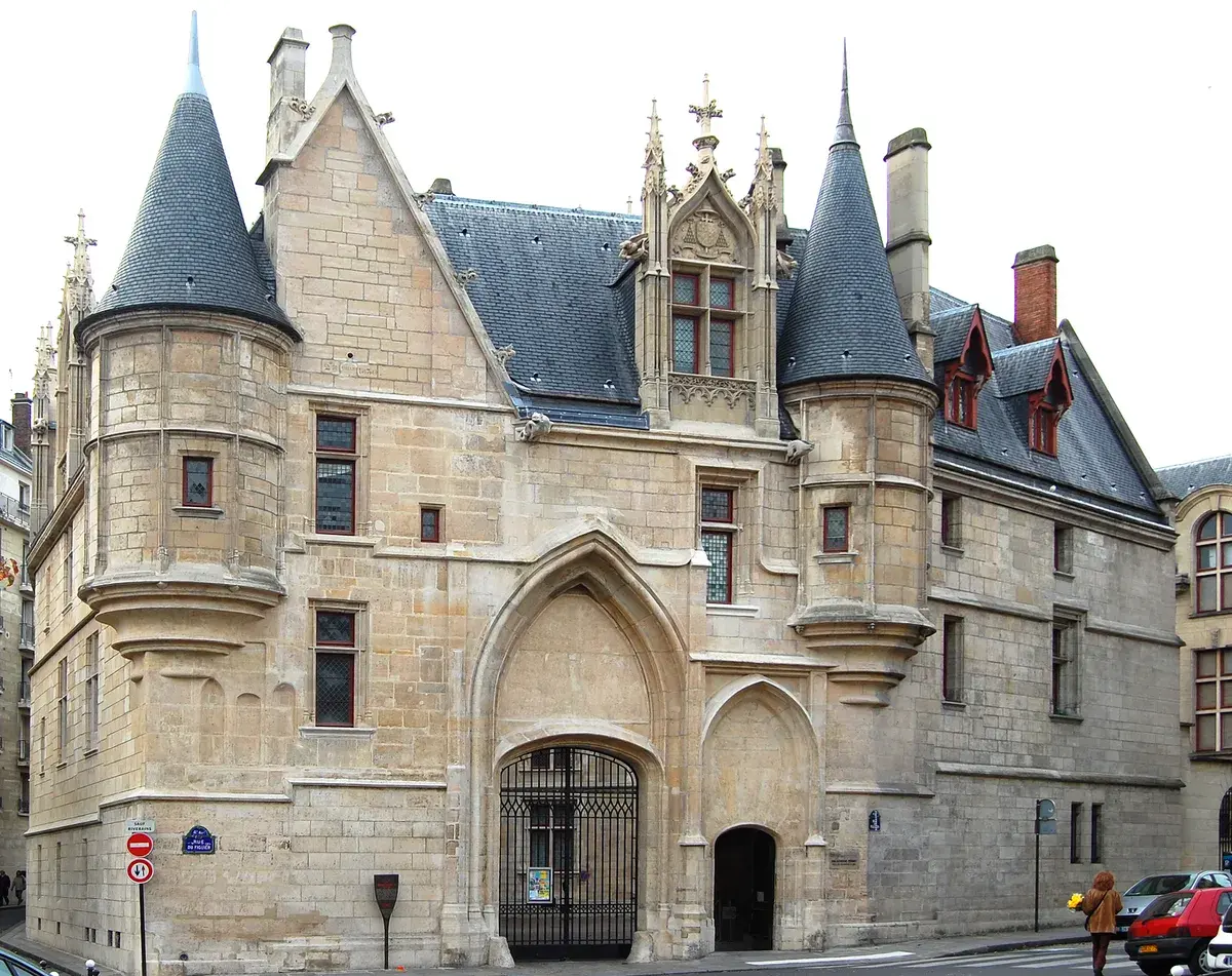 El Hôtel de Sens en Le Marais, sede de la Bibliothèque Forney desde 1961. Foto: Pline