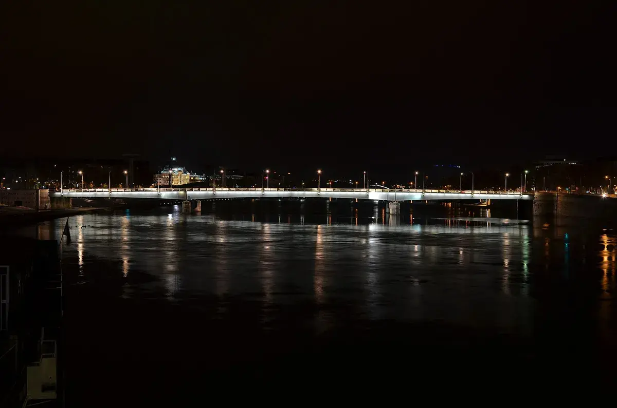 El Pont de la Guillotière, que cruza hacia el barrio con mayor concentración de cafeterías para trabajar de Lyon. Foto: Samolymp