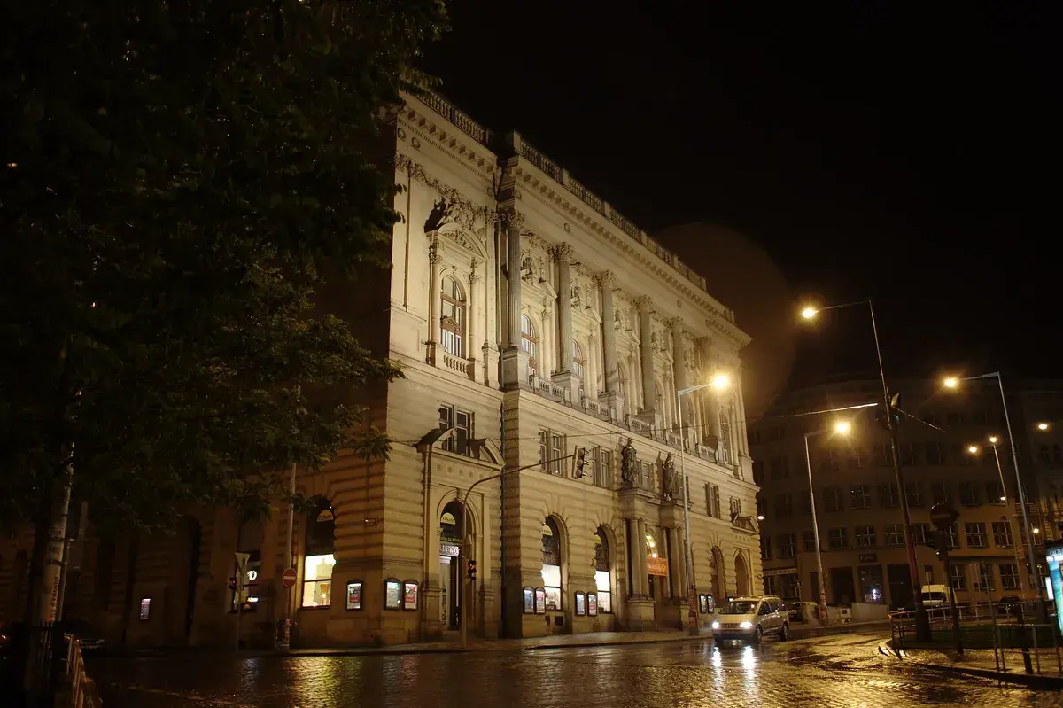 维诺赫拉迪区的和平广场(Náměstí Míru),乘电车片刻即达市中心,这里的房价比老城便宜一大截。摄影:Aktron