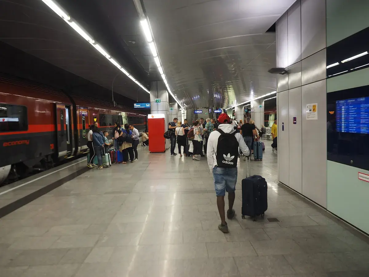 Estación de tren del aeropuerto de Viena: el Railjet a Hauptbahnhof es la forma barata de llegar mientras la línea principal del S-Bahn está cortada. Foto: JIP