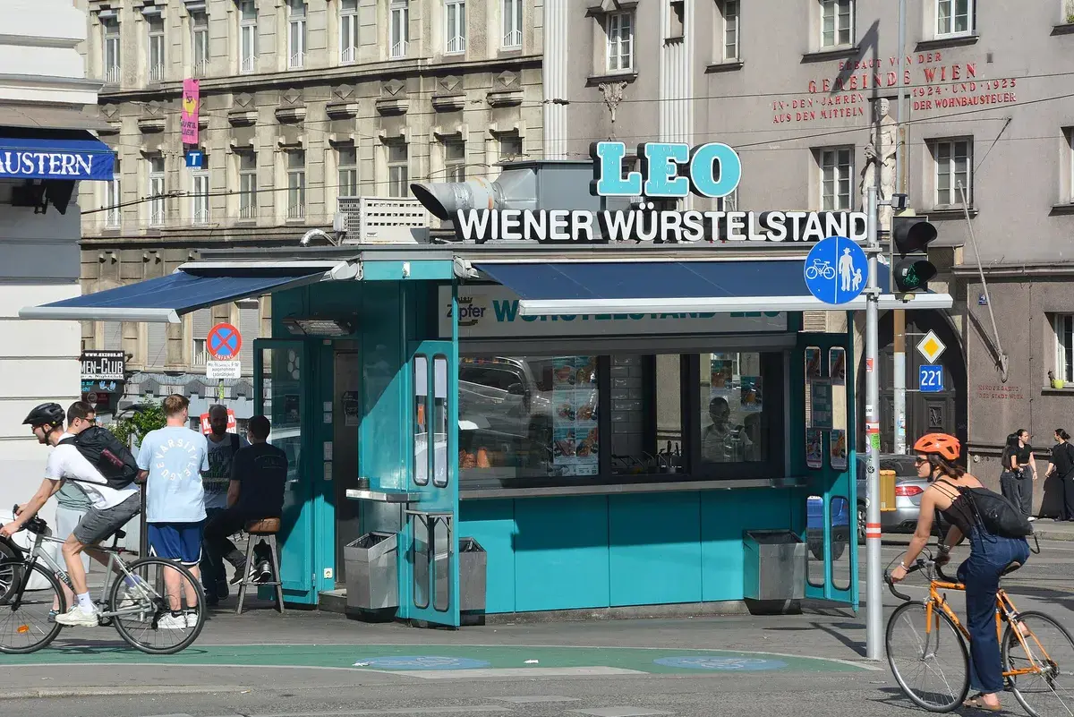 LEO, un classico Würstelstand: una salsiccia calda qui è il pasto vero più economico di Vienna. Foto: Herzi Pinki