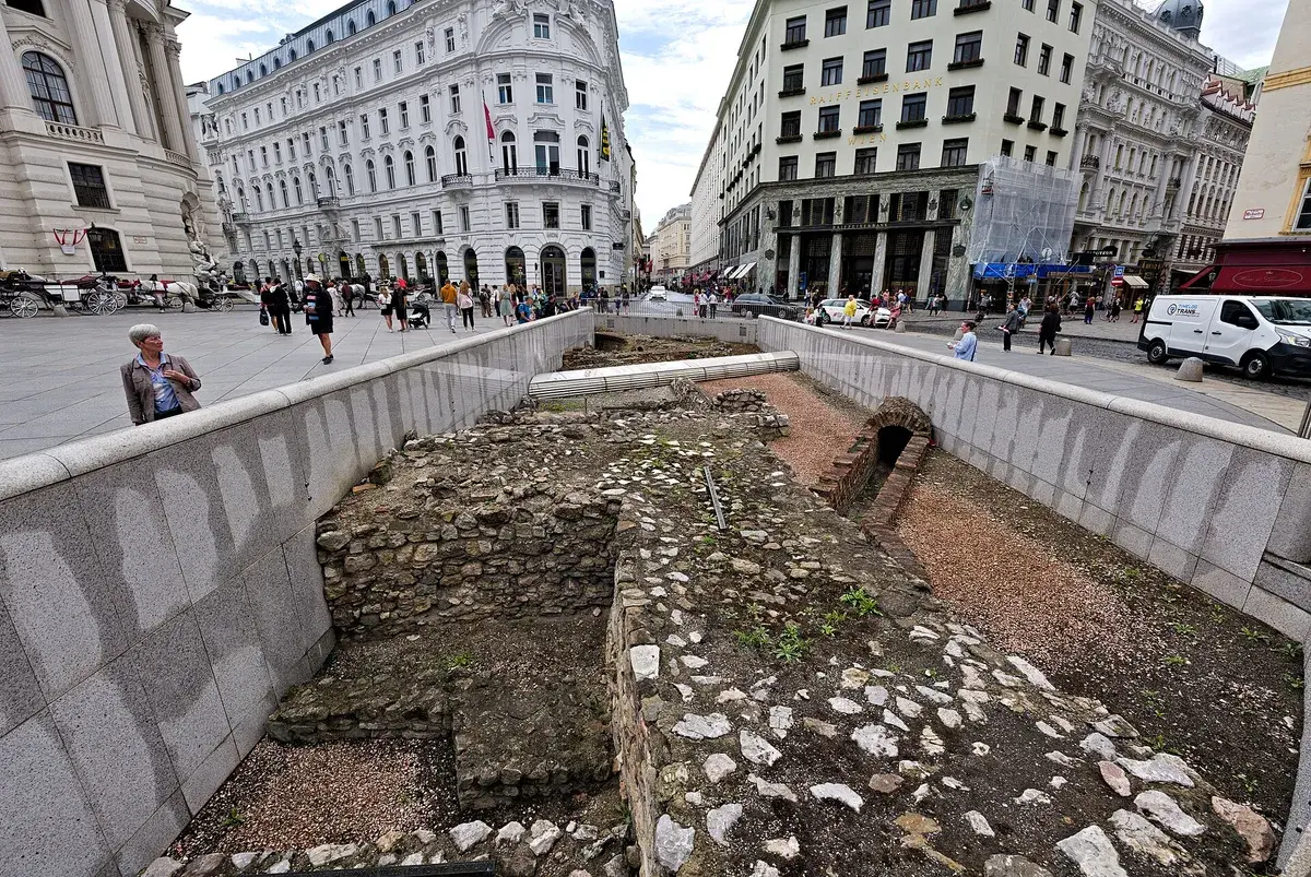 Michaelerplatz, on the lunch-break walk towards St Stephen's. Photo: Leonhard Lenz, CC0