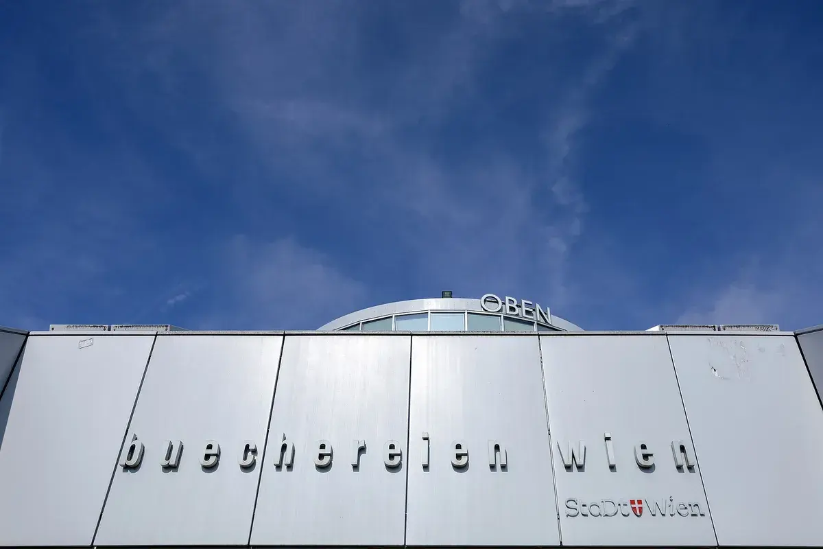 Hauptbücherei Wien, the free public library at Urban-Loritz-Platz. Photo: Manfred Werner (WMAT), CC BY-SA 4.0