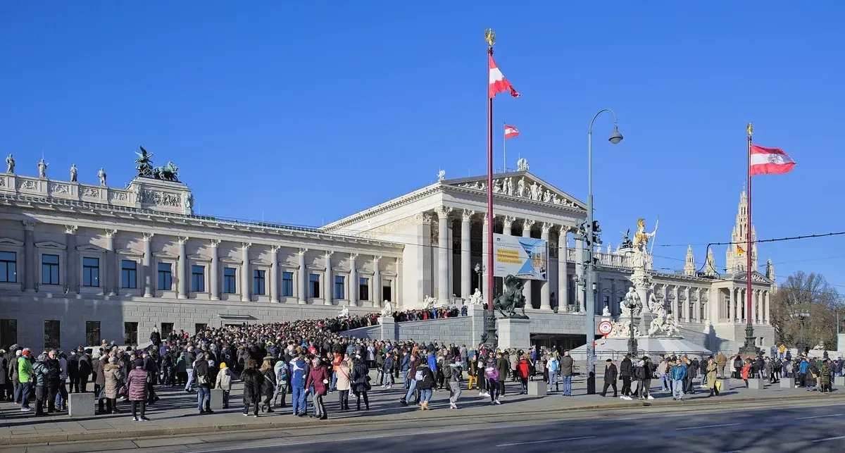 Visitors queuing at the Austrian Parliament, where guided tours are free. Photo: D-Kuru, CC BY-SA 4.0