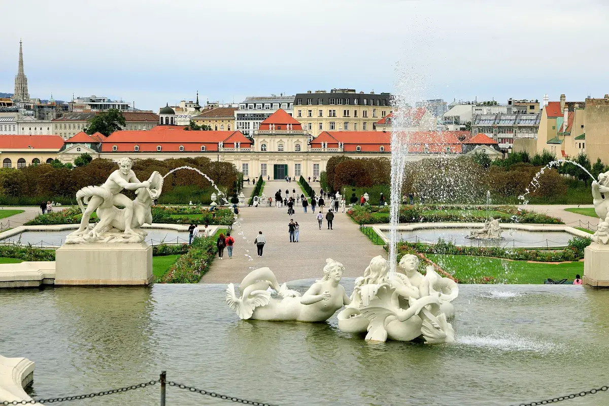 The Belvedere gardens, free to walk, looking down to the Lower Belvedere. Photo: Falk2, CC BY-SA 4.0