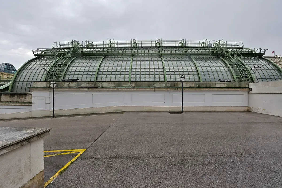 The Palmenhaus in the Burggarten, one of the stops on the essentials walk. Photo: Leonhard Lenz, CC0