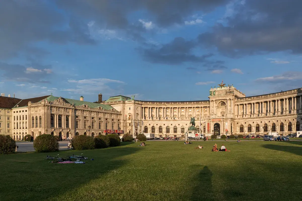 The Neue Burg on Heldenplatz, the last wing of the Hofburg, finished in 1913. Photo: Tilman2007, CC BY-SA 4.0