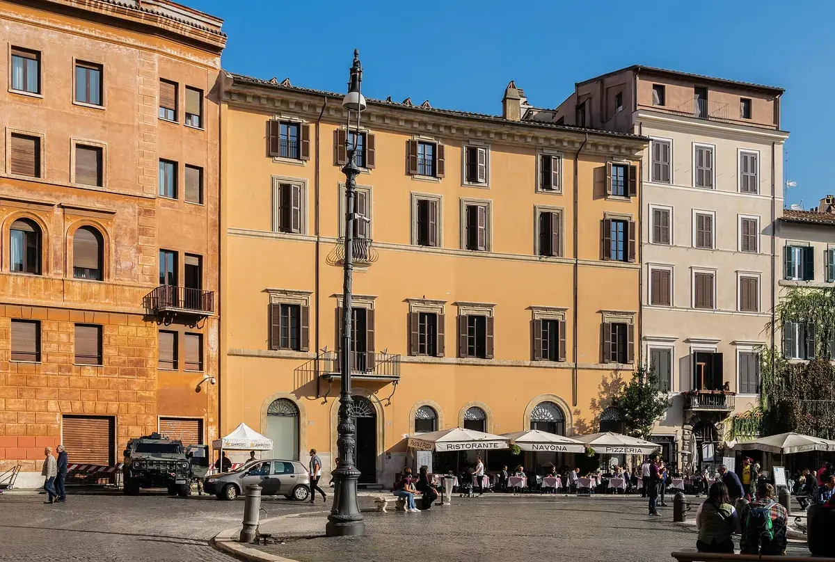 A quiet corner of Piazza Navona, the kind of street you only see on foot. Photo: Krzysztof Golik, CC BY-SA 4.0