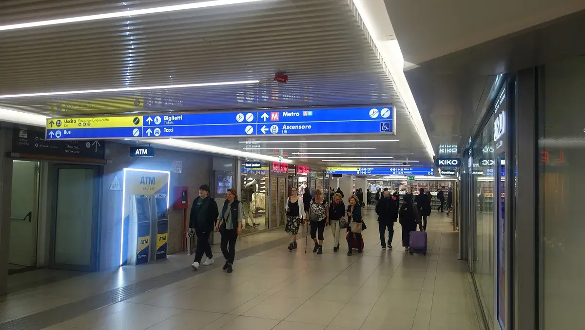 The main concourse at Roma Termini, where the staffed left luggage desk is. Photo: Mint0ri, CC0