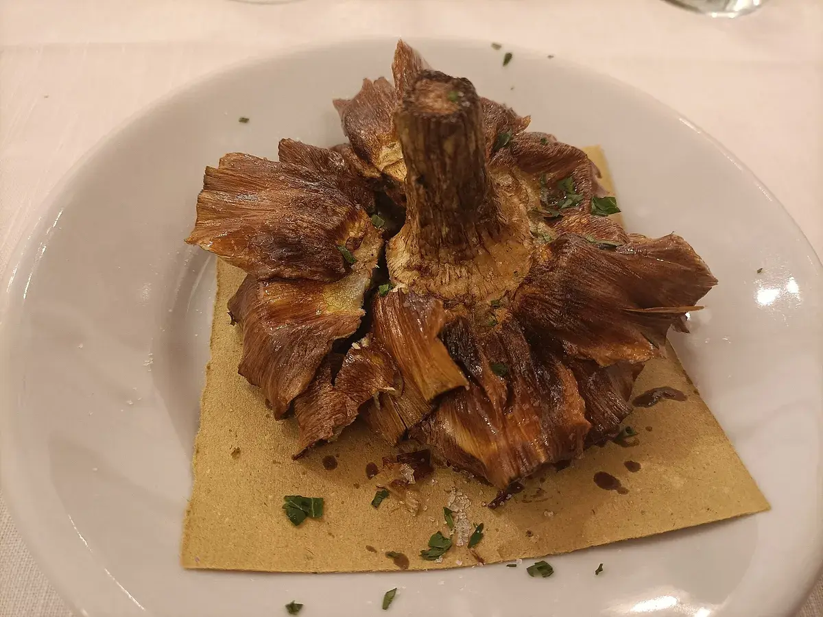 Carciofo alla giudia, a whole artichoke deep-fried until the leaves crackle. Photo: Superchilum, CC BY-SA 4.0