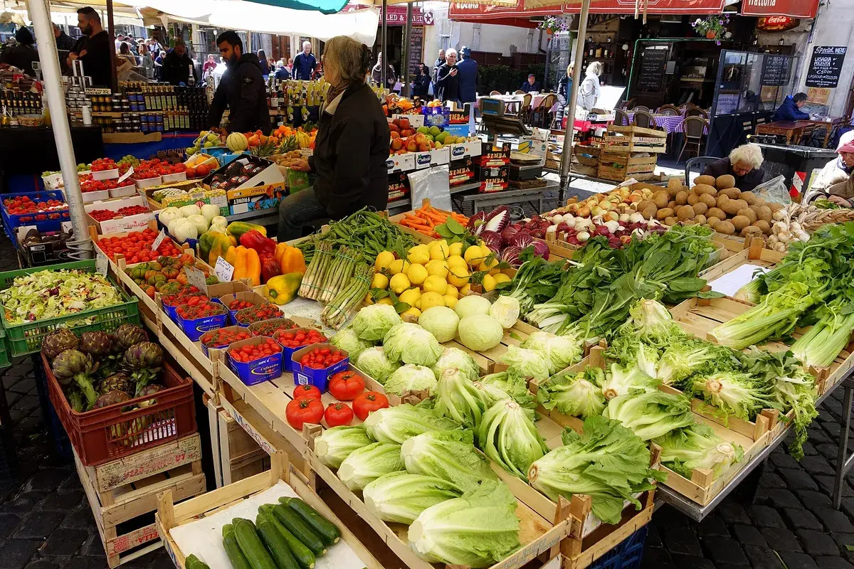 Stalls at Campo de' Fiori, Rome's most photographed market and its most tourist-priced. Photo: Daderot, CC0
