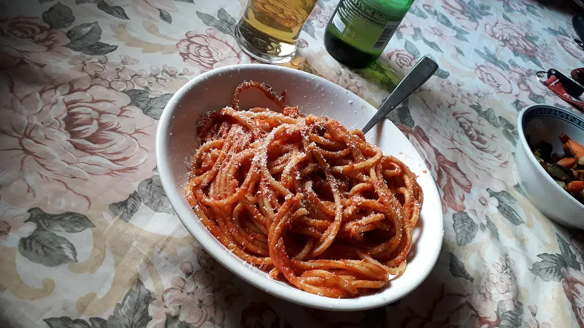 Bucatini all'amatriciana, the Roman way, with guanciale and pecorino. Photo: Blackcat, CC BY-SA 4.0