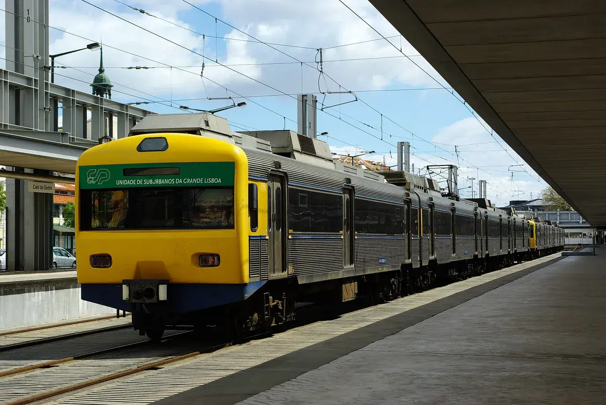 A train waits at Cais do Sodré station, one of the stops with left luggage lockers. Photo: André Marques from Madrid, CC BY 2.0