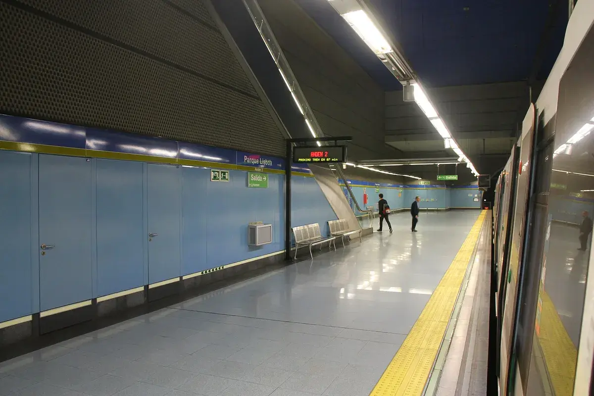 A Lisbon metro platform at Parque station. Photo: Draceane, CC BY-SA 4.0