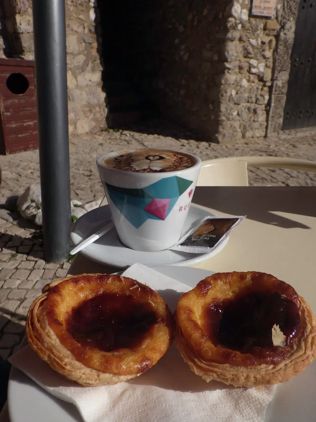 A bica on a café table: standing at the counter usually costs less. Photo: Martin Lopatka, CC BY-SA 2.0