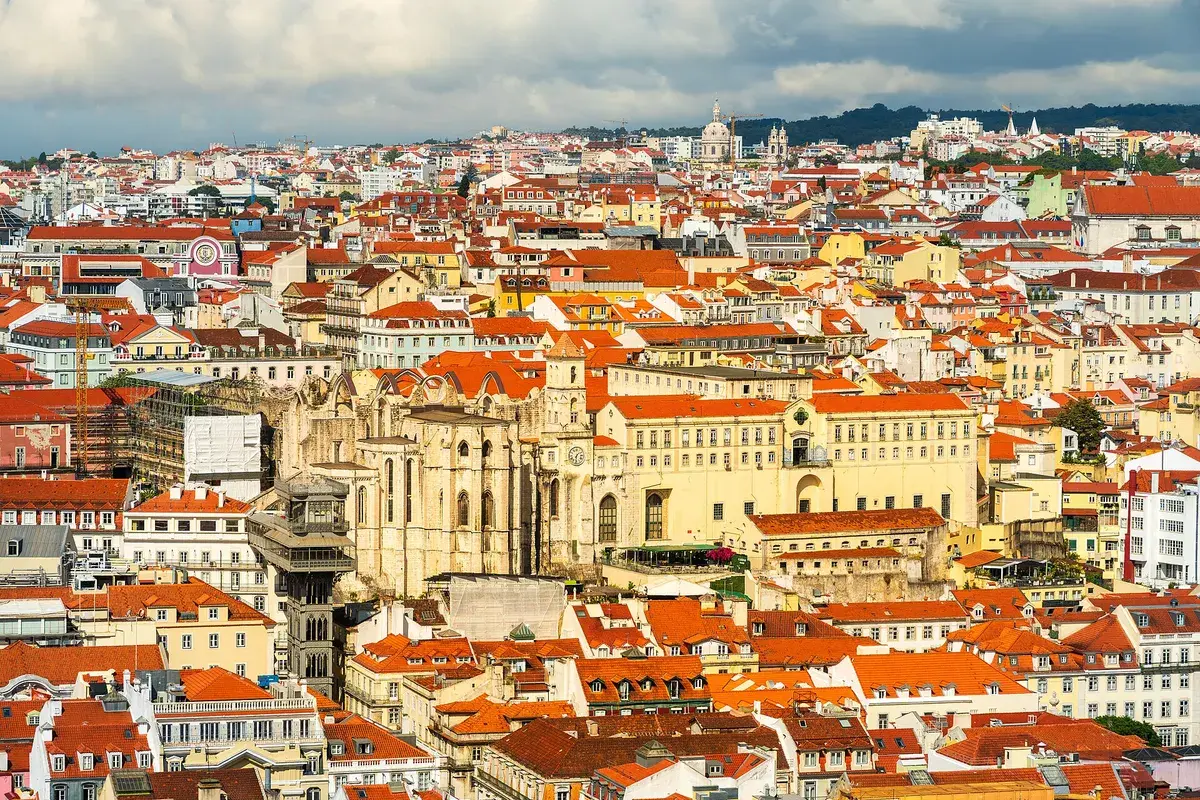The Gothic arches of the Carmo Convent stand roofless above the rooftops of central Lisbon. Photo: NorbertNagel, CC BY SA 4.0